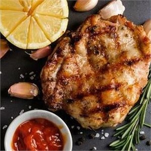 Филе куриных бедрышек на гриле с томатным соусом, маринованным луком и помидорками черри, 150/75 гр. 2106
