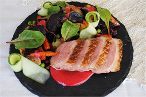 ВИНЕГРЕТ ИЗ ПЕЧЕНЫХ ОВОЩЕЙ С МЯСОМ УТКИ И МАЛИНОВОЙ ЗАПРАВКОЙ 4102