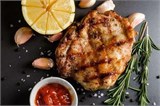 Филе куриных бедрышек на гриле с томатным соусом, маринованным луком и помидорками черри, 150/75 гр. 2106