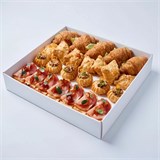 Мини брускетта бриошь с сырокопченым балыком, творожным сыром, луковым чатни, Миниатюрные слоеные пирожки с мягким сыром, Круассан с ростбифом и салатом, Открытый профитроль с черносливом