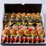 Бородинская вафля с балыком, томатами Черри и творожным сыром, Черный нано гамбургер с цыпленком, овощами и микро зеленью, Нано бургер с ветчиной, овощами и микро зеленью на вертикальной пике, Мини брускетта бриошь с норвежским лососем и творожным сыром, Роллы из итальянской колбасы Чоризо с прованской тапенадой и икрой Тобико на эко-декоре