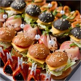 Бородинская вафля с балыком, томатами Черри и творожным сыром, Черный нано гамбургер с цыпленком, овощами и микро зеленью, Нано бургер с ветчиной, овощами и микро зеленью на вертикальной пике, Мини брускетта бриошь с норвежским лососем и творожным сыром, Роллы из итальянской колбасы Чоризо с прованской тапенадой и икрой Тобико на эко-декоре