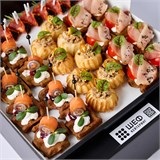 Бородинская вафля с балыком, томатами Черри и творожным сыром, Канапе на бородинской мини вафле с лососем и творожным сыром с каплей бальзамического соуса, Пти-шу открытый с творожным сыром, вяленой сливой и арахисовыми хлопьями, Роллы из итальянской колбасы Чоризо с прованской тапенадой и икрой Тобико на эко-декоре