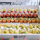 Ананас на гриле с сыром Моцарелла, Ролл из лосося с творожным Креметте и свежим огурцом, Роллы из итальянской колбасы Чоризо с прованской тапенадой и икрой Тобико на эко-декоре, Канапе с индейкой, ложным яйцом, помидоркой Черри и муссом из кукурузы
