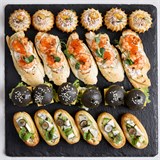 Черный нано-гамбургер с цыпленком, овощами и микрозеленью, Брускетта с тар-таром из креветочного мяса, тигровой креветкой и икрой, Эклер-брускетта с сыром Дорблю, Открытый профитроль с черносливом