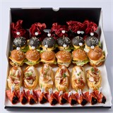 Черный нано гамбургер с цыпленком,овощами и микро зеленью, Эклер-брускетта с бужениной и луком конфи, Нано бургер с ветчиной, овощами и микро зеленью на вертикальной пике, Свекольные мини крепы с начинкой из шампиньонов, Роллы из итальянской колбасы Чоризо с прованской тапенадой и икрой Тобико на эко-декоре