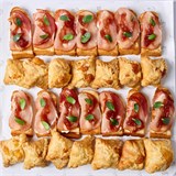 Мини брускетта бриошь с сырокопченым балыком, творожным сыром и луковым чатни, Миниатюрные слоеные пирожки с мягким сыром